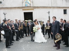 Arriva presto anche il momento del bacio nuziale, ma è sempre la