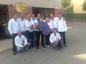 Gruppo della DAO davanti un ristorante di CASTELFIDARDO.